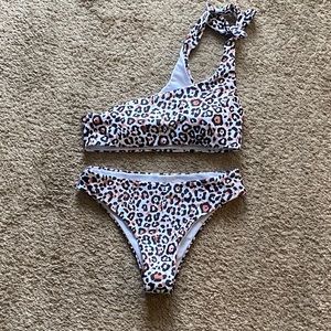One shoulder leopard bikini